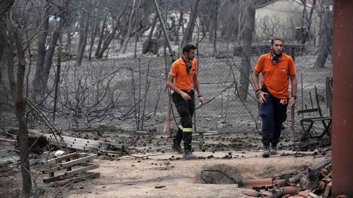 Los equipos de rescate buscan a posibles víctimas.