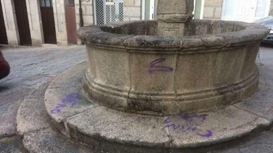 Pintada en una plaza céntrica de Ribadavia. // FdV