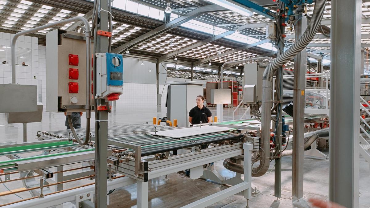 Imagen de una planta de producción cerámica.
