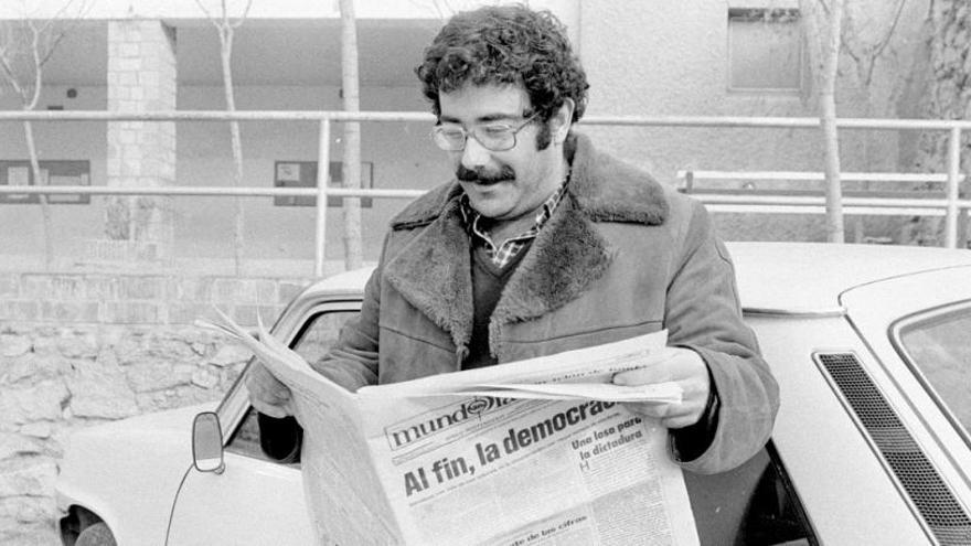 Manel Nadal llegint, el 6 de desembre del 1978, un exemplar de &#039;Mundo Obrero&#039; amb el títol &quot;Al fin la democracia&quot;