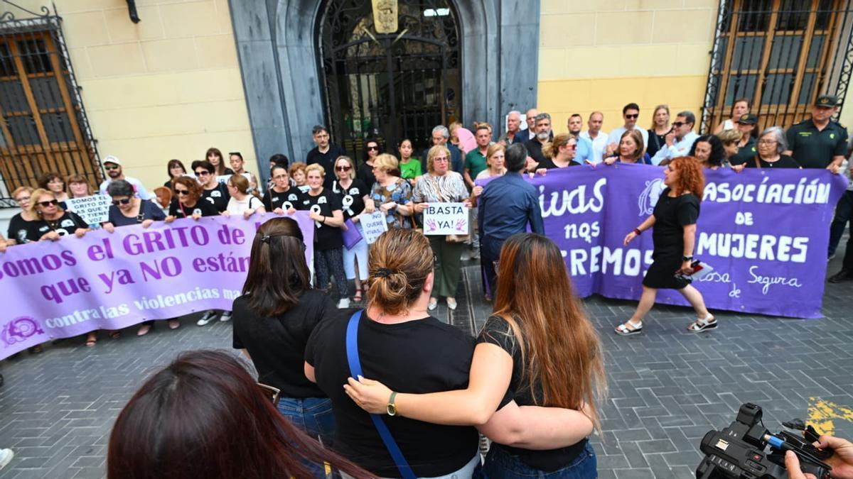 "Hoy Callosa de Segura llora la pérdida de Patricia": emotivo minuto de silencio y cánticos de "ni una menos" tras el crimen machista