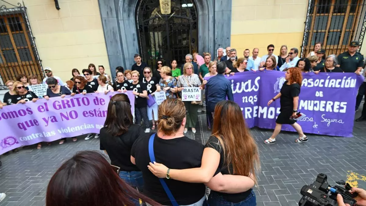 "Hoy Callosa de Segura llora la pérdida de Patricia": emotivo minuto de silencio y cánticos de "ni una menos" tras el crimen machista