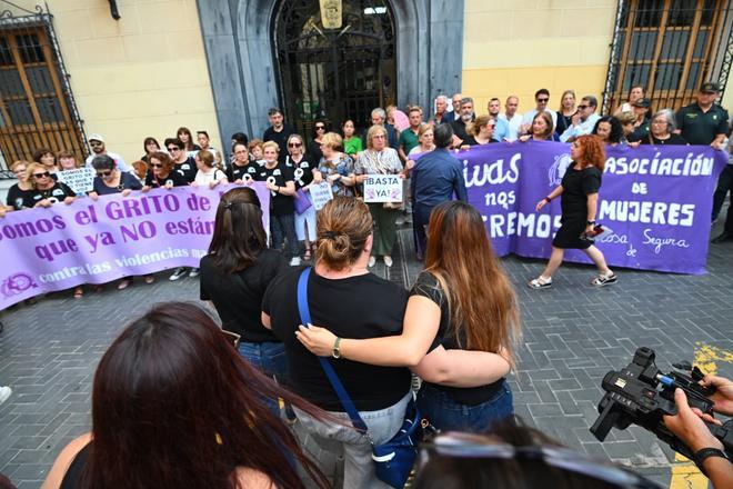 Minuto de silencio tras el crimen machista que ha acabado con la vida de Patricia en Callosa de Segura