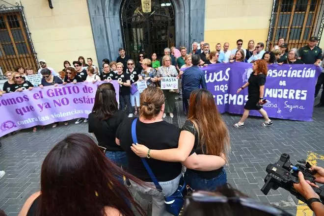 Minuto de silencio tras el crimen machista que ha acabado con la vida de Patricia en Callosa de Segura