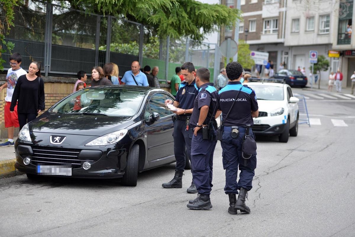 La Policía Local multa a un automóvil en la ciudad
