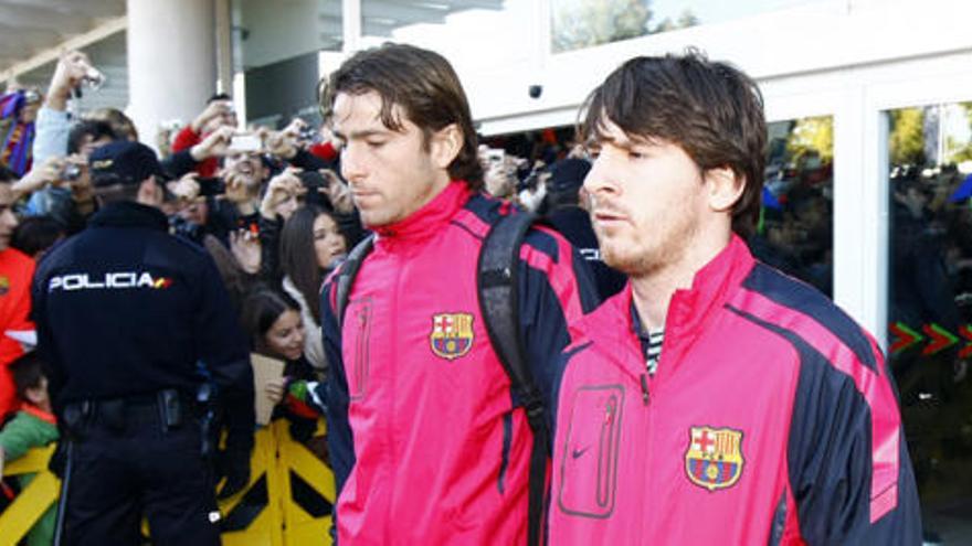 Una imagen de Messi, en primer plano, cuando ha llegado con el resto del equipo al aeropuerto de El Altet