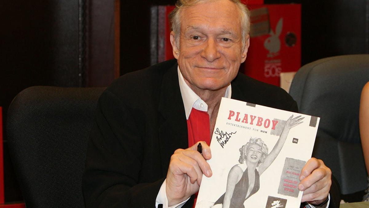 Hugh Hefner con una portada de Playboy
