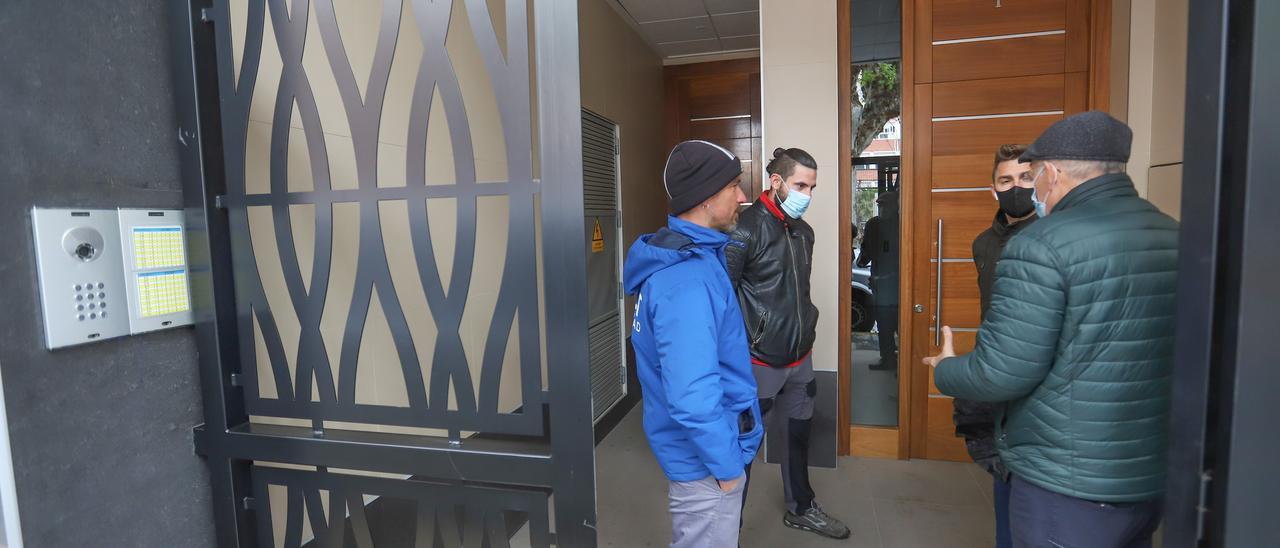 Vecinos en la puerta del edificio donde la Generalitat ha adquirido 22 pisos para vivienda social