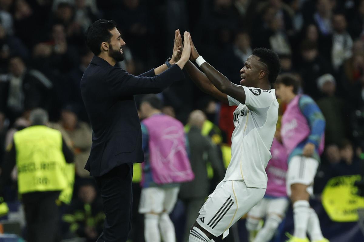 Álvaro Arbeloa y Vinicius Junior celebran el cuarto gol del Real Madrid en Champions ante el Mónaco