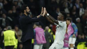 Álvaro Arbeloa y Vinicius Junior celebran el cuarto gol del Real Madrid en Champions ante el Mónaco