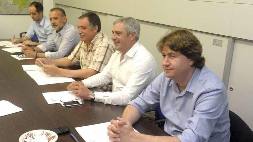 El alcalde de Arteixo, a la derecha, en una reunión del Consorcio.