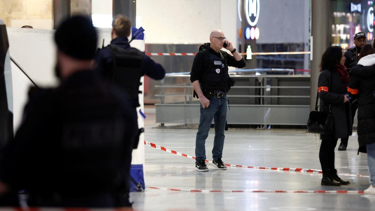 Policías en la Estación del Norte de París tras el ataque.