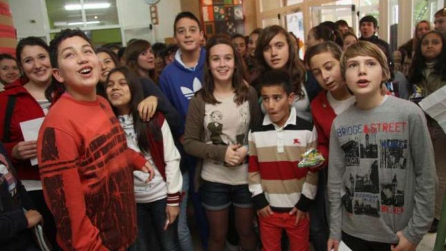 Alumnos del Cotarelo Valledor durante la lectura del poema de Celso Emilio Ferreiro.  // J.L.Oubiña