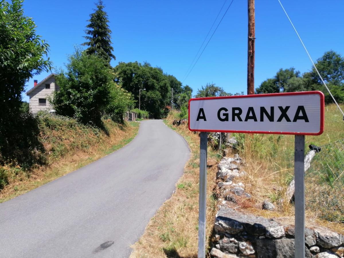 Acceso a la aldea de A Granxa, en la parroquia de Seoane, en O Carballiño, donde una mujer se confesó autora de la muerte por asfixia de su madre octogenaria.
