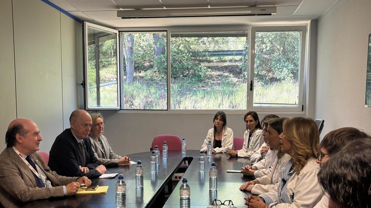 El consejero Ángel Sanz durante la reunión con el equipo directivo del hospital de Barbastro.