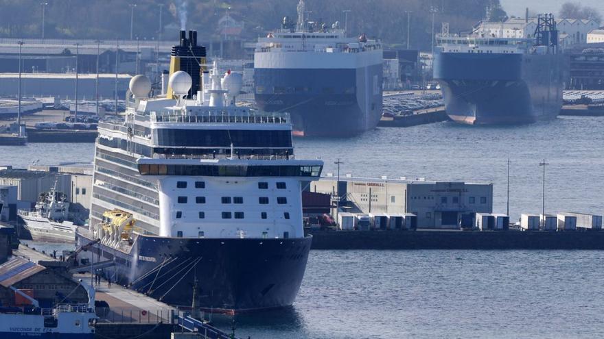 El crucero de pasajeros en el Puerto de Vigo, ayer por la tarde.  | // R.G.