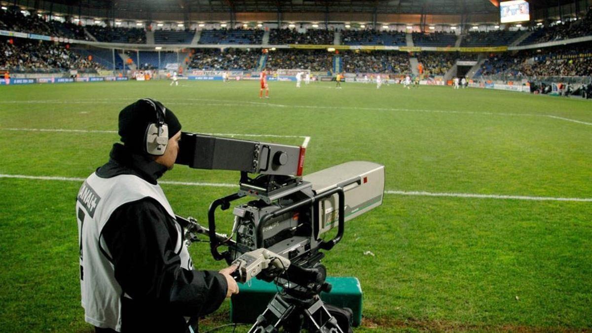 Un operario retransmite con su cámara de un partido de fútbol.