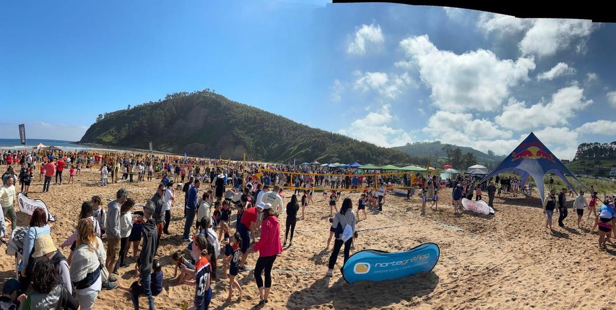 Vista del ambiente, ayer, en la playa.