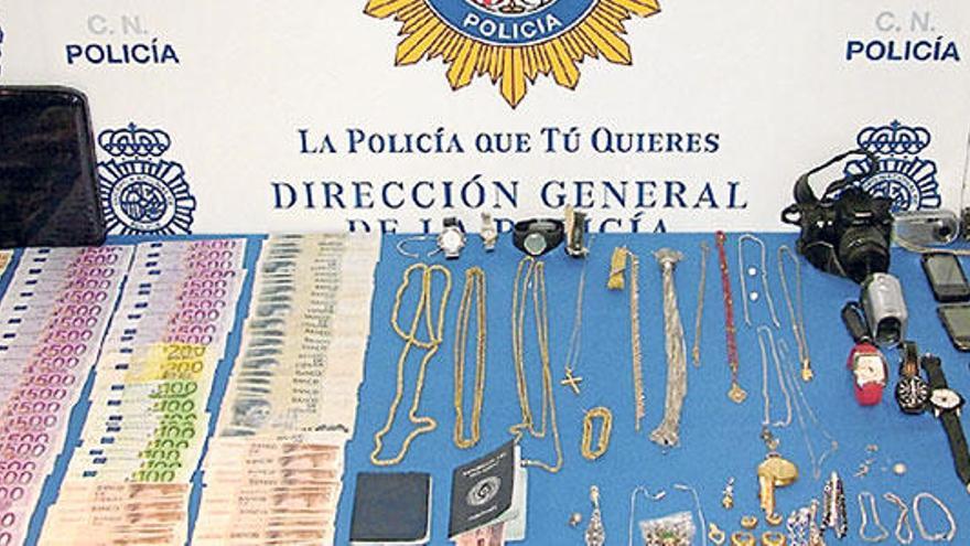 Armas, dinero, joyas y efectos hallados por la Policía en el domicilio de uno de los acusados.