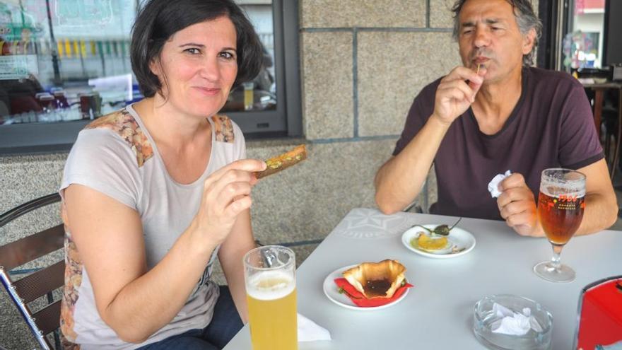 Degustación de tapas de anguila en Valga, el año pasado.