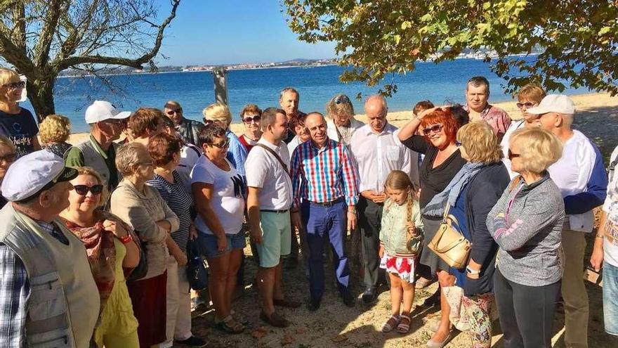 Turistas rusos posan con el alcalde y el edil de Industria de Vilanova en el día de ayer. // Iñaki Abella