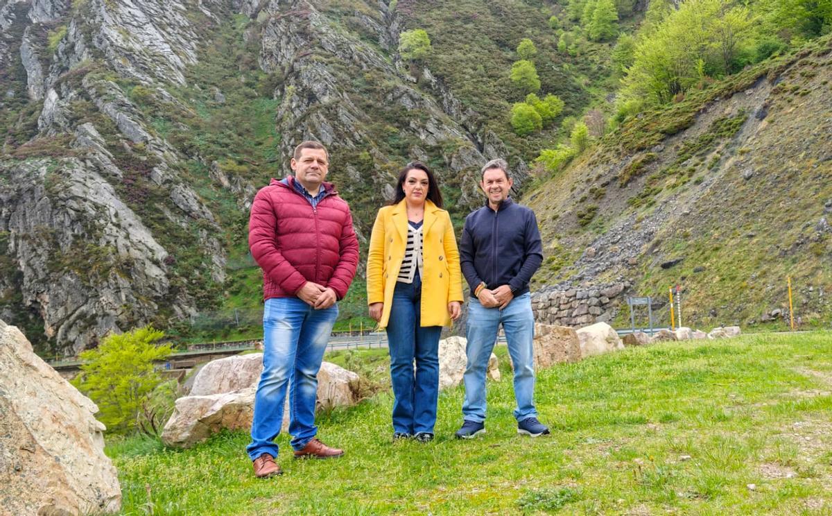 Carolina López, con el concejal Juan Antonio del Peño a su derecha, en San Isidro.