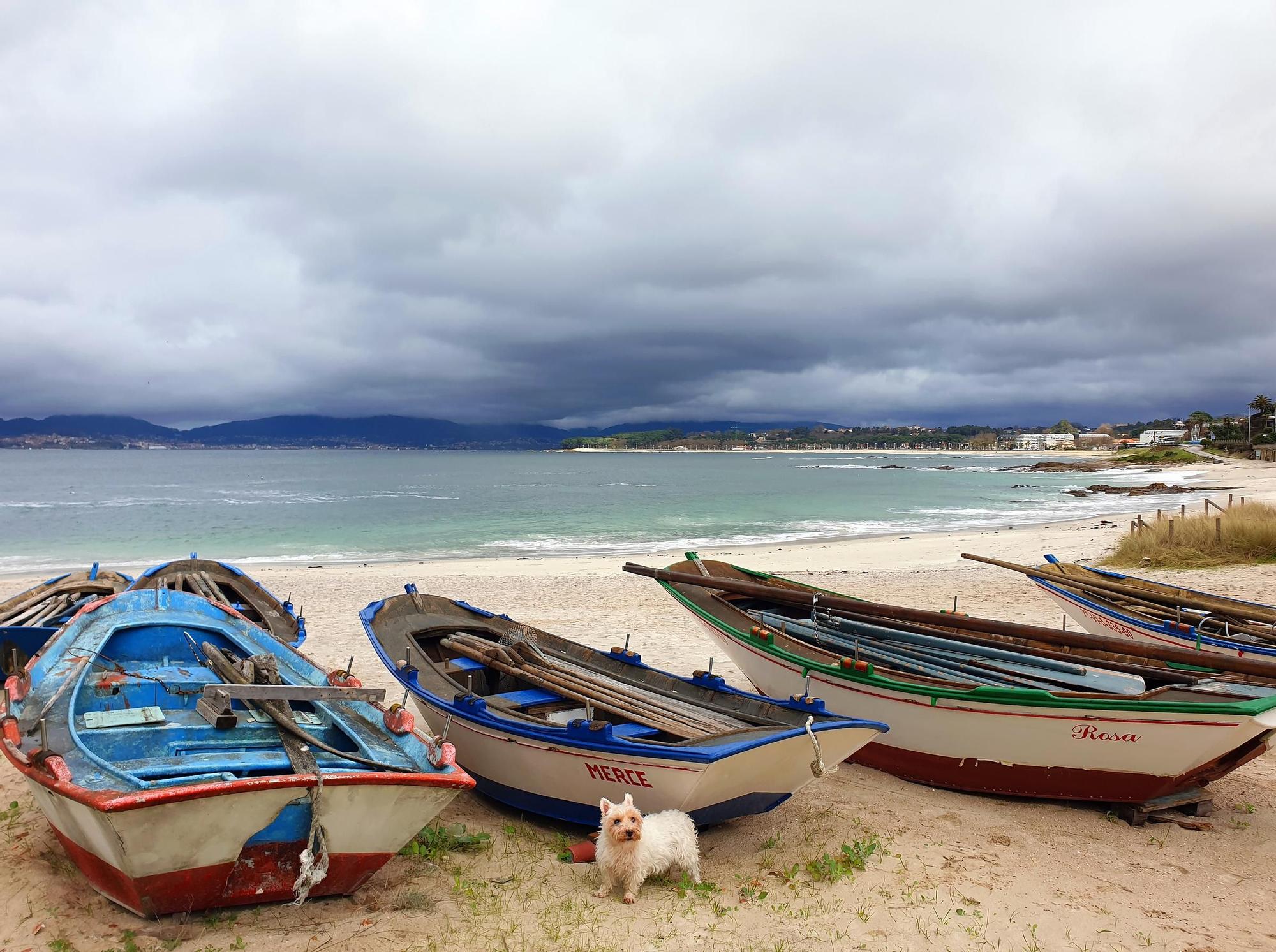 Día muy nublado junto al mar y la playa de Samil de fondo