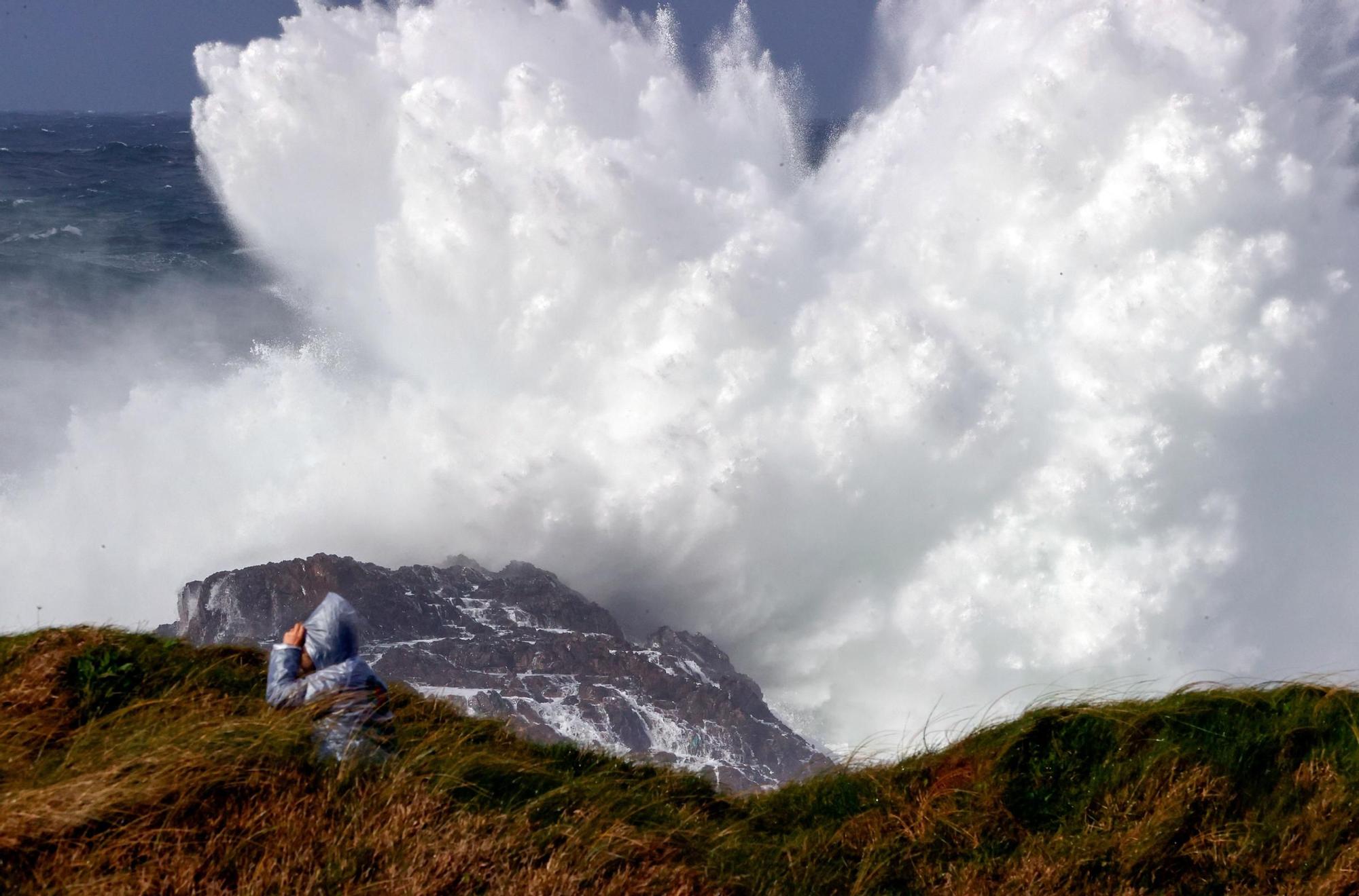 El temporal mantiene en alerta Galicia por nieve y olas de hasta 8 metros