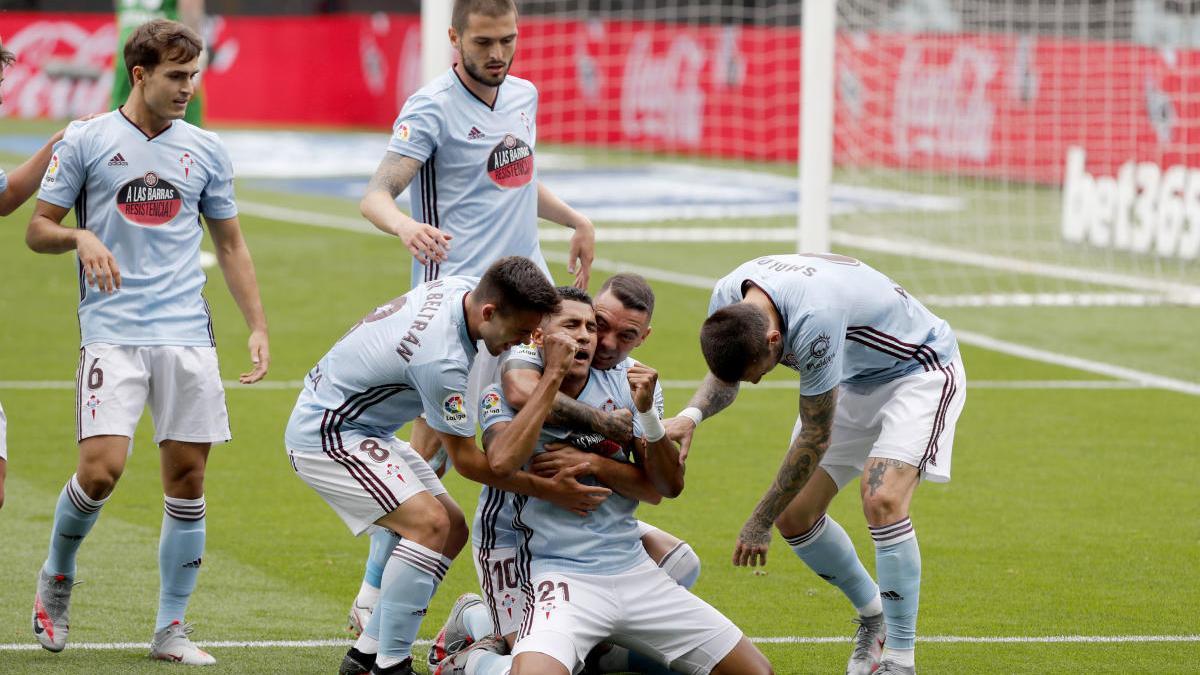 Los jugadores del Celta felicitan a Murillo por su gol al Alavés.