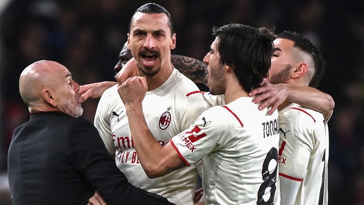 Zlatan Ibrahimovic celebra un gol junto a su entrenador y compañeros del Milan