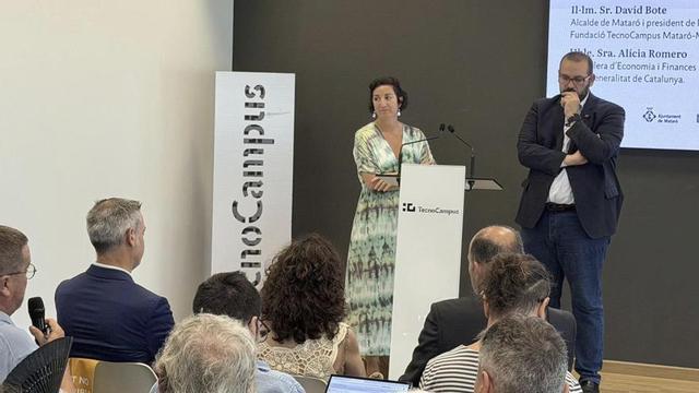 La consellera Alícia Romero i l’alcalde de Mataró, David Bote, en la presentació d’ahir. | ÀLEX RECOLONS / ACN