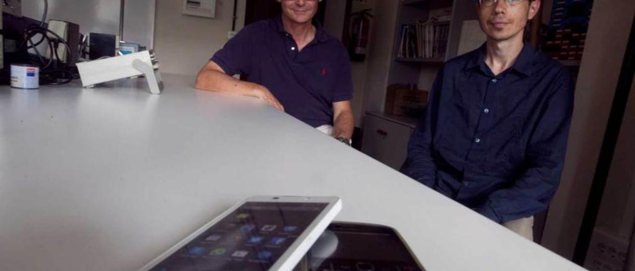 Jaime Ferrer y Víctor Manuel García, ayer, en un laboratorio del Departamento de Física de la Universidad de Oviedo.