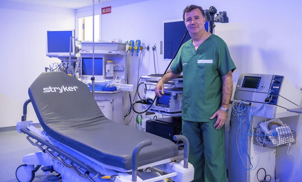 Dr. Álvaro Brotons in einem der Räume, in denen Endoskopien durchgeführt werden.