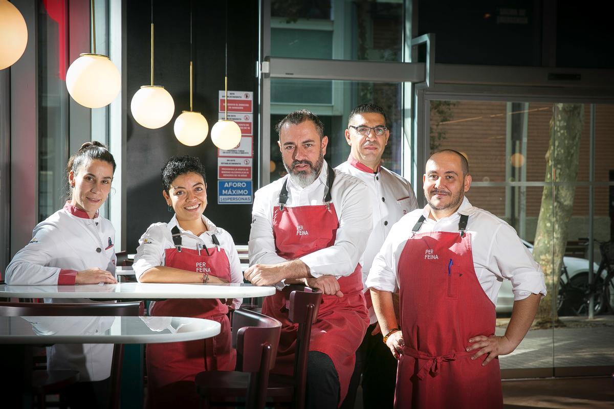 Rafa Zafra, con barba larga, Estefanía Fernández, Stefano Schirru, Fabiola George y Paco Heredia.  / Joan Cortadellas