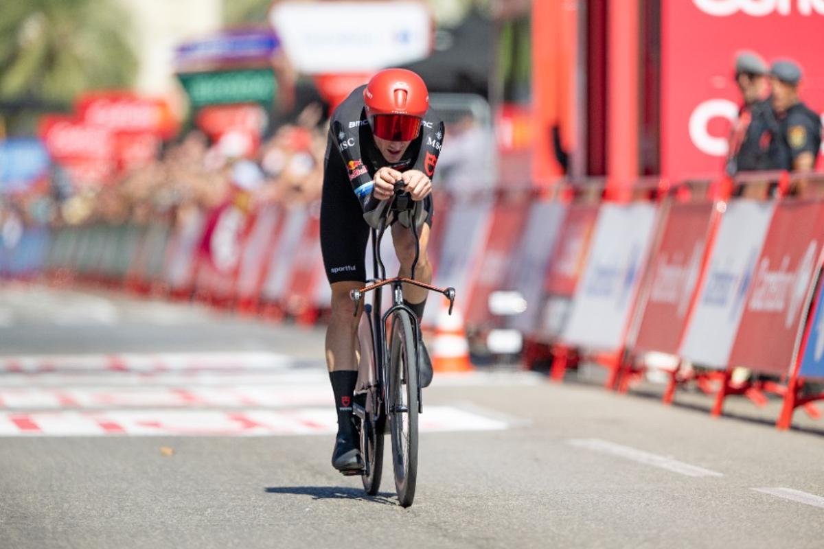 Stefan Küng gana la contrarreloj de Jerez.