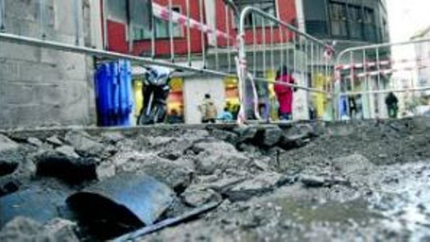 Un reventón deja 8 horas sin agua a vecinos y negocios de Gil Cordero