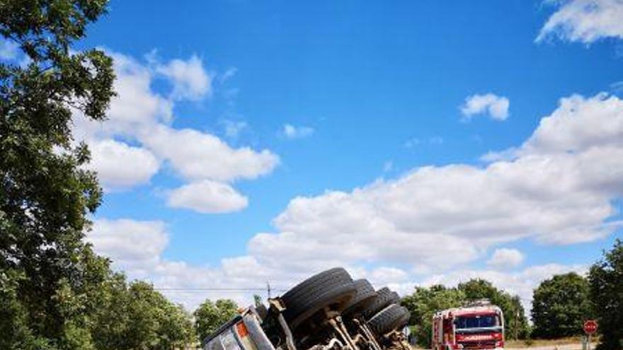 Camión volcado al lado de la carretera, en San Cristóbal de Aliste