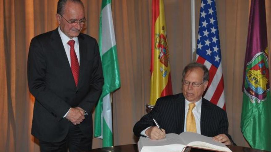 El alcalde de Málaga y al presidente de la Fundación IBM, Stanley S. Litow.