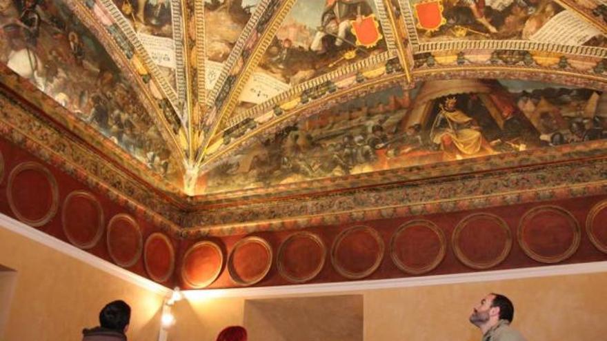 Las pinturas de la Sala Dorada muestran el arbol genealógico de los Reyes de Navarra.