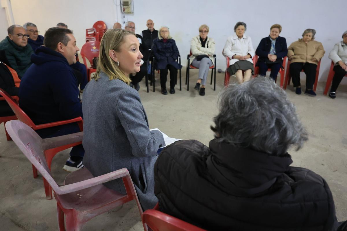 Reunión en la sede de la asociación de vecinos El Roser de Vila-real