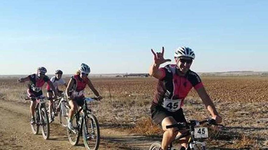 Cuatro de los participantes en el tramo de bici.