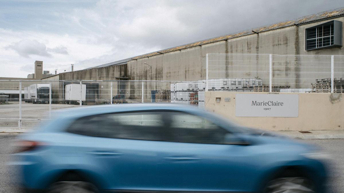 Un coche pasa frente a las instalaciones de Marie Claire en Vilafranca, en una fotografía de este martes.