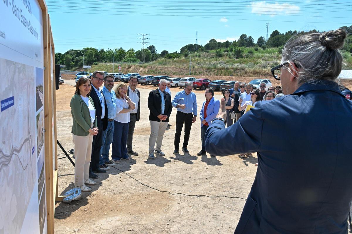 El director de Carreteres, David Prat, explica l'obra a la consellera de Territori i a la resta de convidats