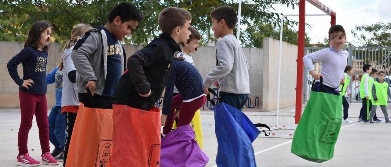 Una imagen de una carrera de sacos en una de las actividades extraescolares.