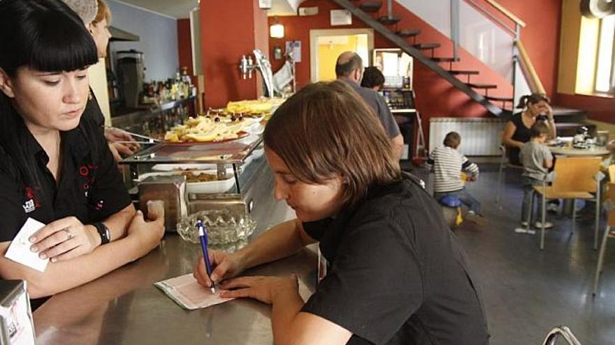 Una ciudadana prueba suerte en el bar que selló el boleto ganador.