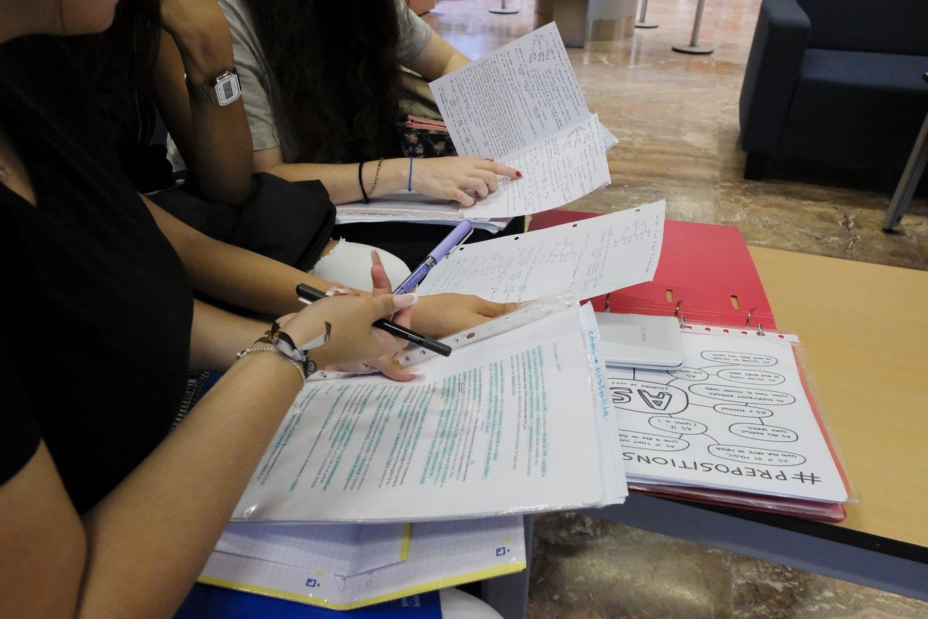 Estudiantes preparando la EBAU 2022/2023 en la Biblioteca del Estado de Las Palmas de Gran Canaria