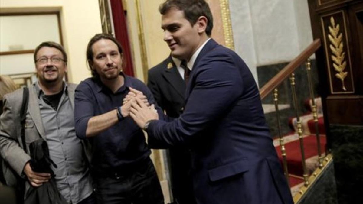 Iglesias y Rivera se saluda, ayer en el Congreso.