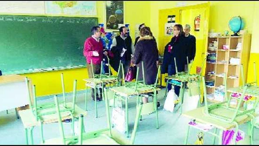 Un grupo de antiguos alumnos, ayer, en una de las aulas del Colegio Palacio Valdés.