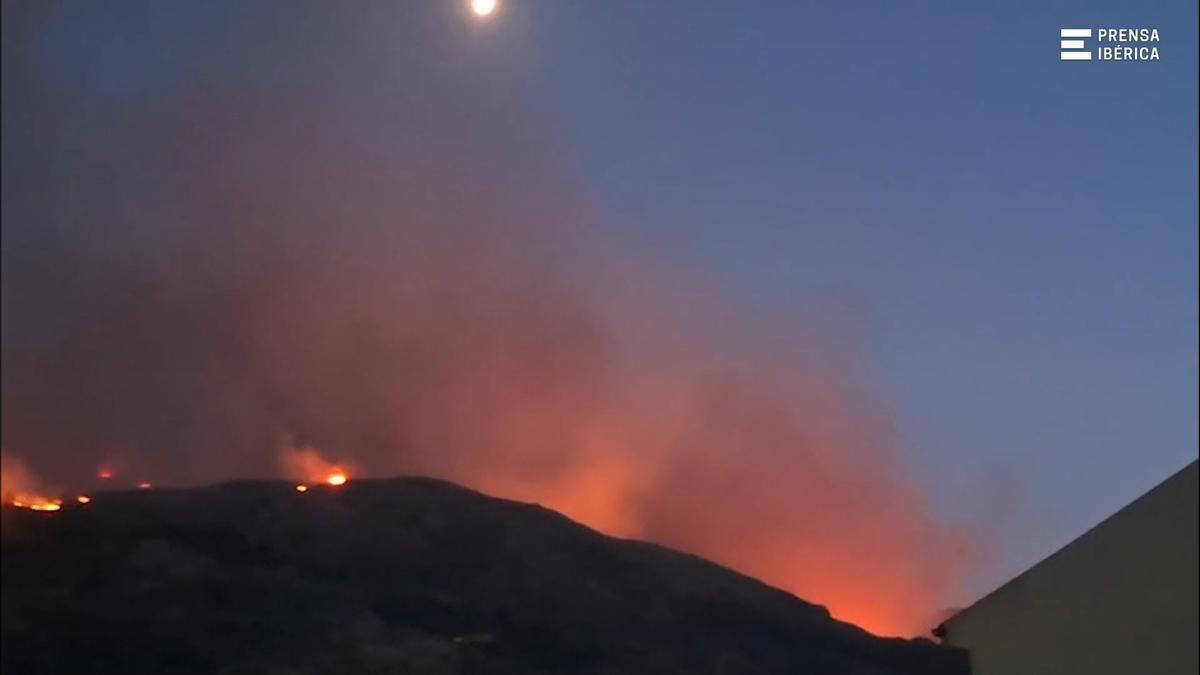 Así se ve el incendio de Burgohondo desde Navaluenga, Ávila