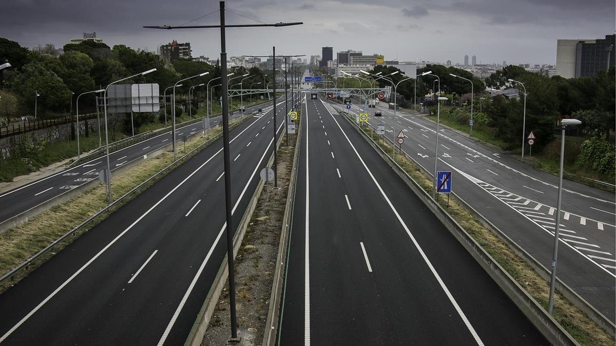 La Diagonal de Barcelona quedó paralizada cuando se decretó el estado de alarma. Tanto se redujo la circulación y el tráfico en la capital catalana que incluso la contaminación llegó a caer un 80%. De ese día, que estuve haciendo fotos de la ciudad vacía, recuerdo la facilidad con la que podías moverte. En un momento me planté en la entrada de la Diagonal, un trayecto que en cualquier día normal no resulta fácil.